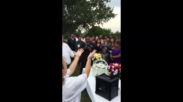 Fail : Lâcher de colombe lors d’un enterrement