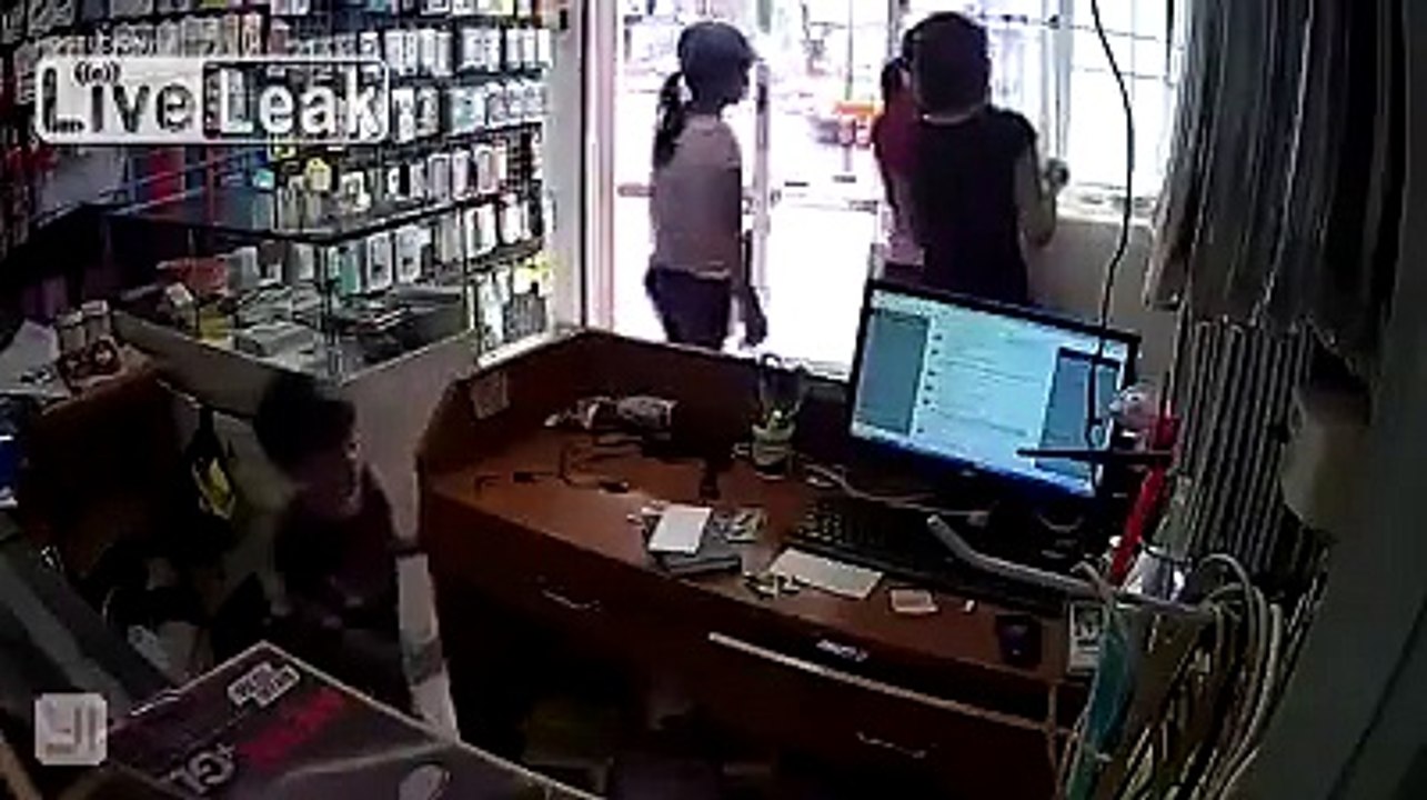 Une mère apprend à son fils comment voler