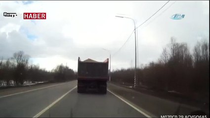 Kamyonun lastiği bir anda yerinden çıktı ve...