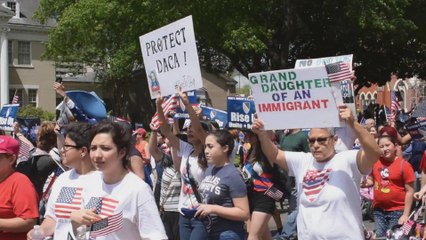 Miles de personas marchan en Dallas contra las políticas migratorias de Donald Trump