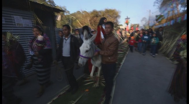 Guatemaltecos celebran domingo de ramos entre palmas y rezos