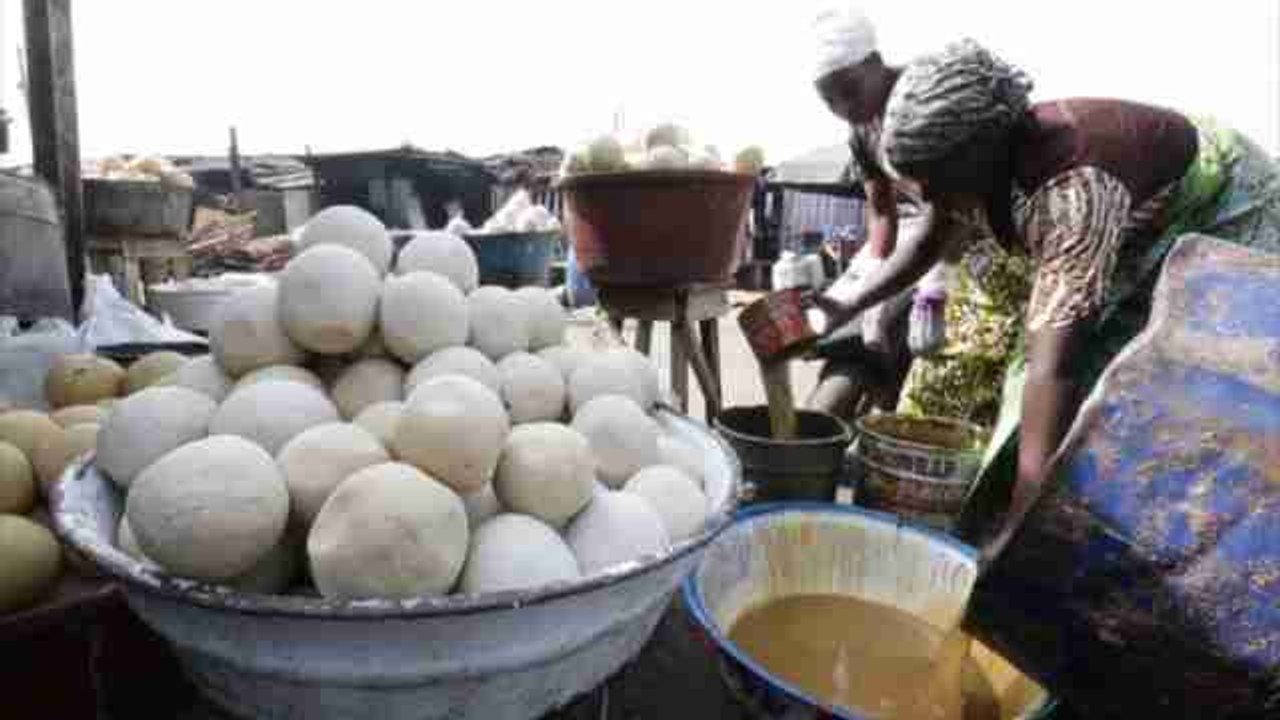 La elaboración del jabón artesanal "kabakrou", una fuente de empleo en Costa de Marfil