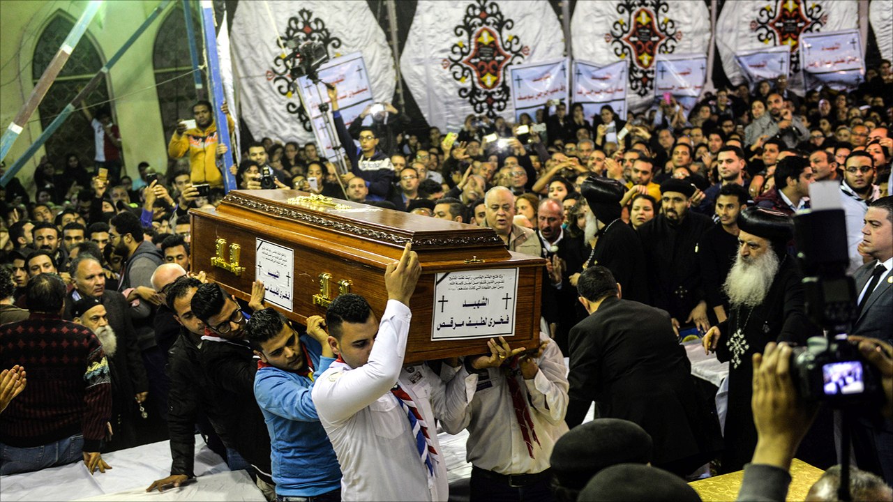 مصر تشيع ضحايا تفجير الكنيستين وارتفاع عدد القتلى