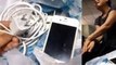 Un homme échappe de peu à la mort en se faisant électrocuter par le chargeur de son iPhone