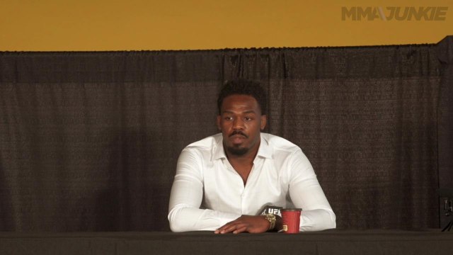 Jon Jones won't enter Octagon so Cormier can enjoy 'last moments with the belt'