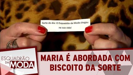 Participante é abordada com biscoito da sorte