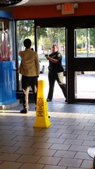 Un homme se fait taser l'entrejambe par une policière