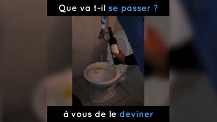 Ce jeune homme s’apprête à ouvrir une bouteille... C’est alors que...
