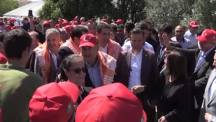 Çavuşoğlu: "Bu Devlet Meselesi. Dağdaki Teröristlerle Aynı Safta Olma"