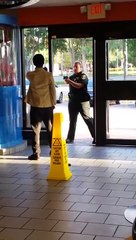 Il se fait taser les burnes par une flic Trop agressif ça va le calmer