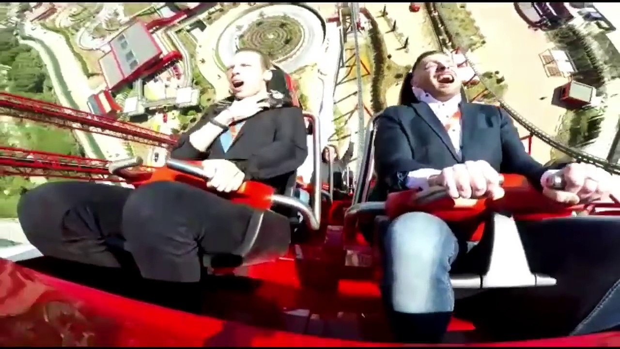 Il se prend un oiseau aux montagnes russes Ferrari Land