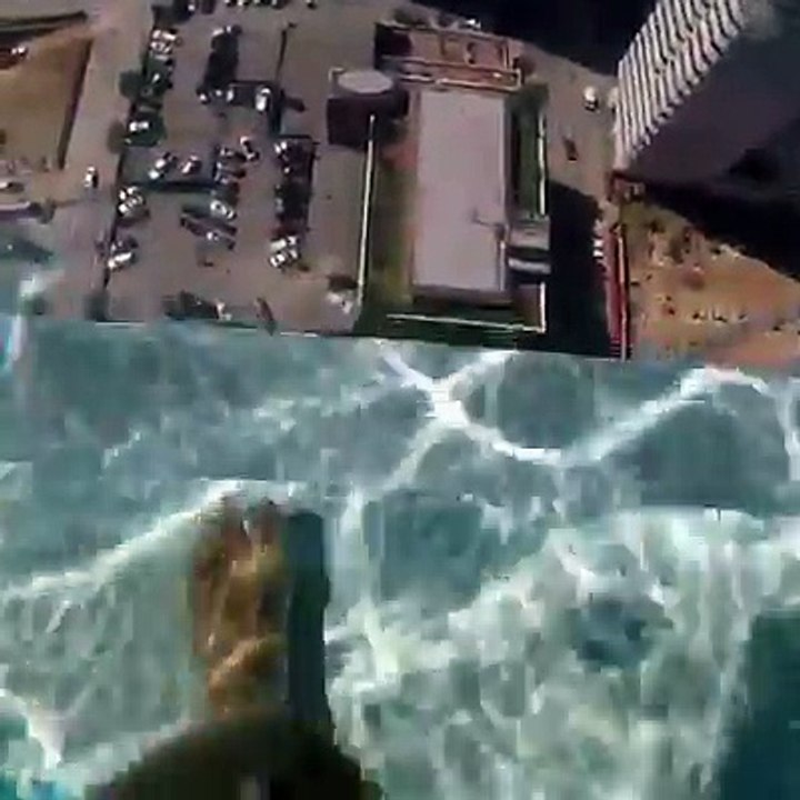 Une piscine au-dessus de la ville avec le fond transparent !