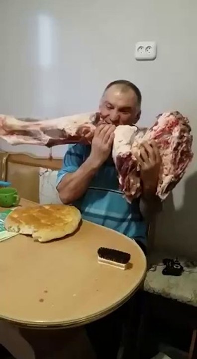 أغرب ما يمكن أن تشاهده على الإطلاق - رجل يأكل اللحم نيئا