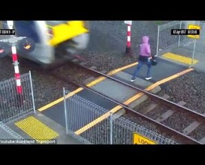 Une femme imprudente frôlée par un train!