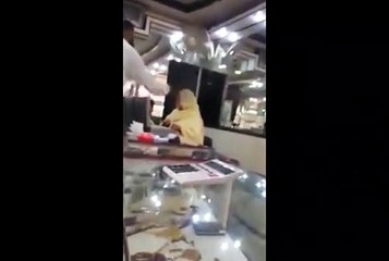 Faisalabad Jewler Accused A Woman Of Stealing Gold And Then Starting Slapping Her In Front Of Her Kid