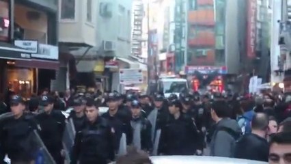 YAŞLI TEYZE POLİSLERİN ÖNÜNDE ERDOĞANA AĞIZA ALINMAYACAK KÜFÜRLER ETTİ.