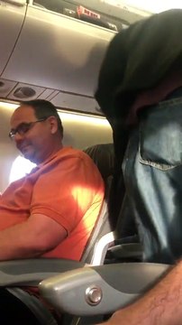 Un passager trainé de force hors d'un avion United