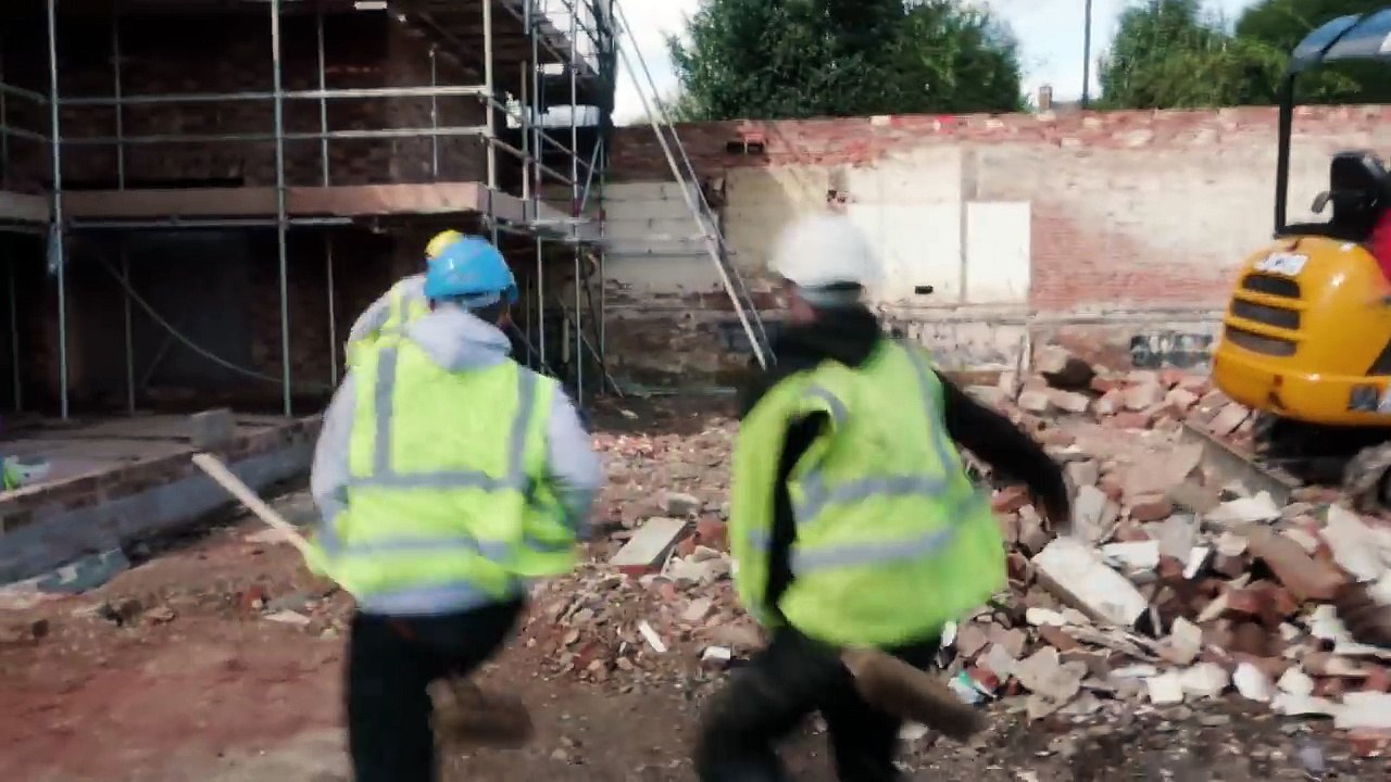 Des ouvriers font une course hippique sur un chantier