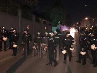 Galatasaray Taraftarı Florya'ya Akın Etti, Polisler TOMA ile Önlem Aldı