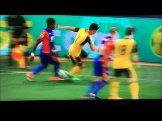 Zaha nutmegs Özil with a nice piece of skill