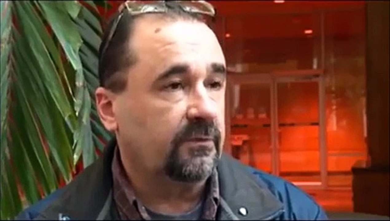 Sa caméra cachée lui permet de découvrir ce que...