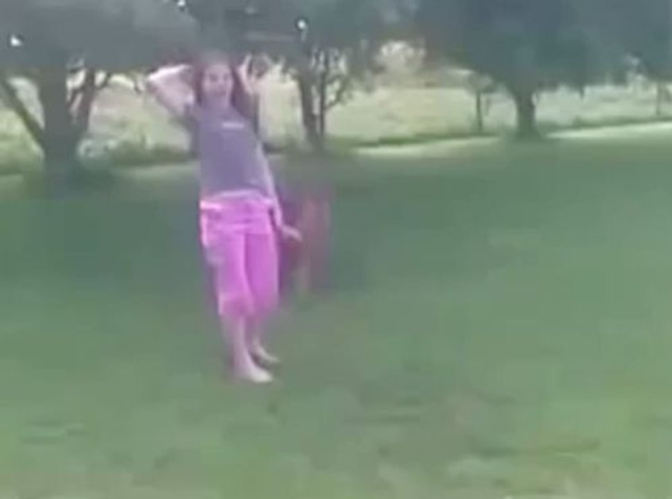 Une fillette s'amuse avec un cochon !