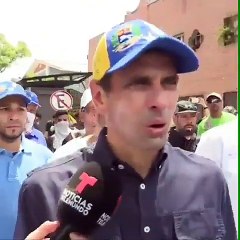 Lagrimonegenas interrumpen entrevista a Capriles ante las camaras de telemundo