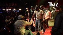 50 Cent le da un golpe en el pecho a una fans por jalarlo y luego la sube a la tarima pa que le baile