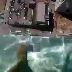 piscina com fundo de vidro