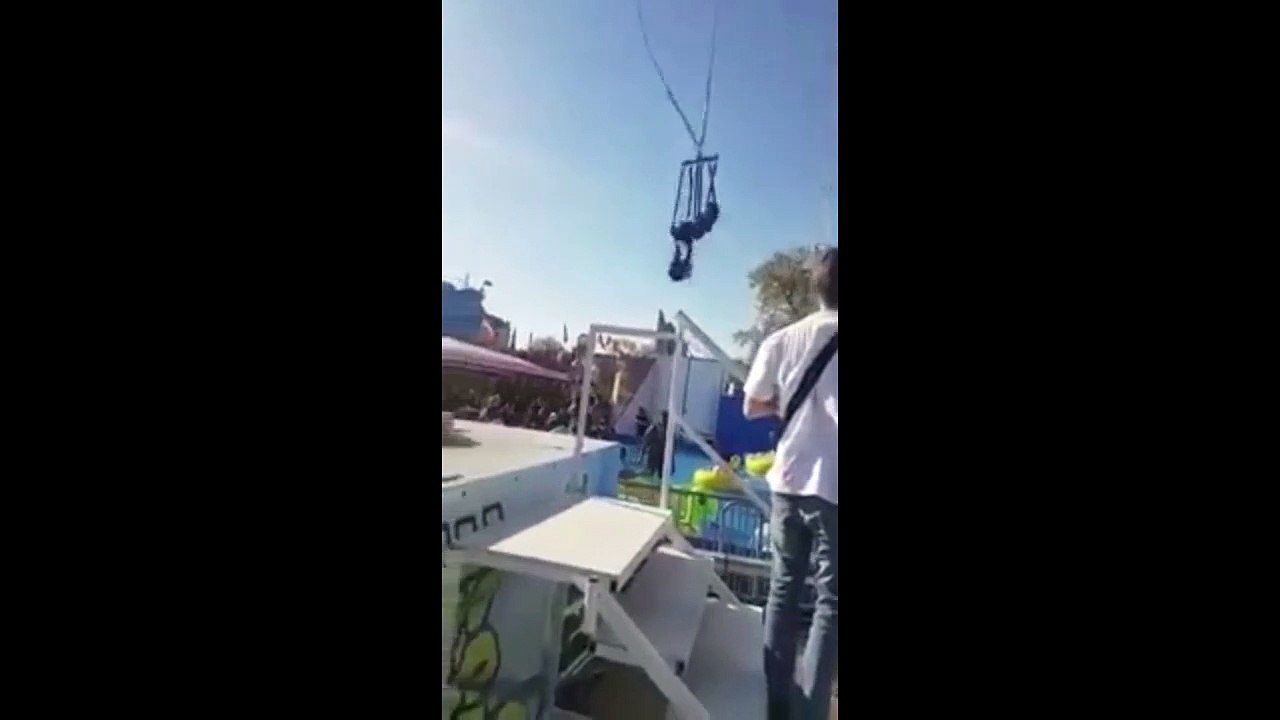 Une fille frôle la catastrophe sur une attraction