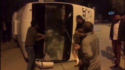Otomobille Çarpışan Servis Minibüsü Devrildi