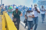 ¡Insólito! Helicóptero lanza lacrimógenas a manifestantes en Caracas Venezuela