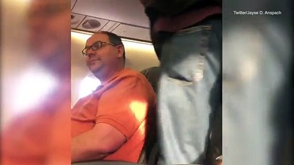 Police are filmed dragging man off United Airlines flight _ Daily Mail Online_3
