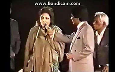 Noor jehan thanking Imran khan for his services for pakistan