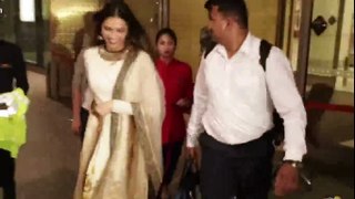 Deepika Padkone Spotted in Airport with Starnger