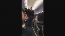 United Airlines yolcusunu yaka paça dışarı attı