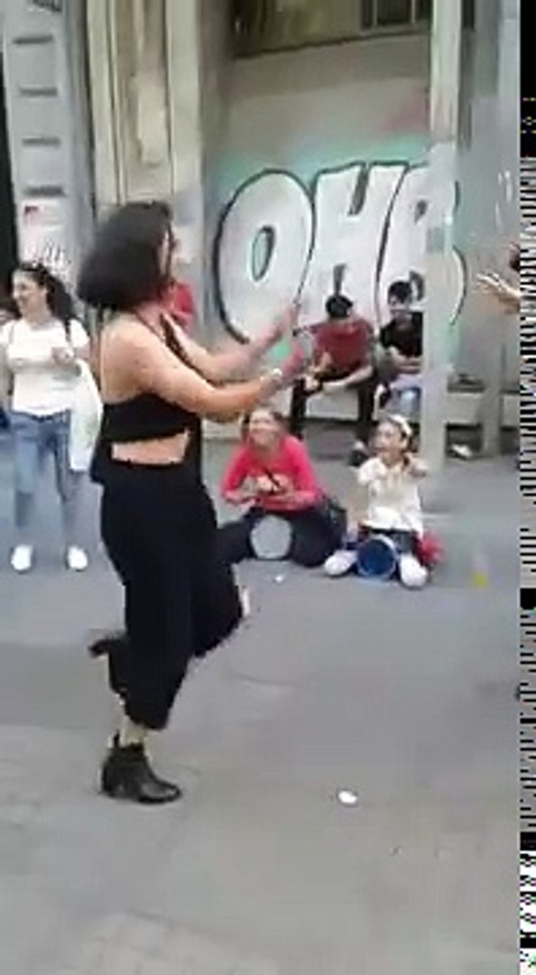 رقص بنتين على طبلة فى الشارع - video Dailymotion