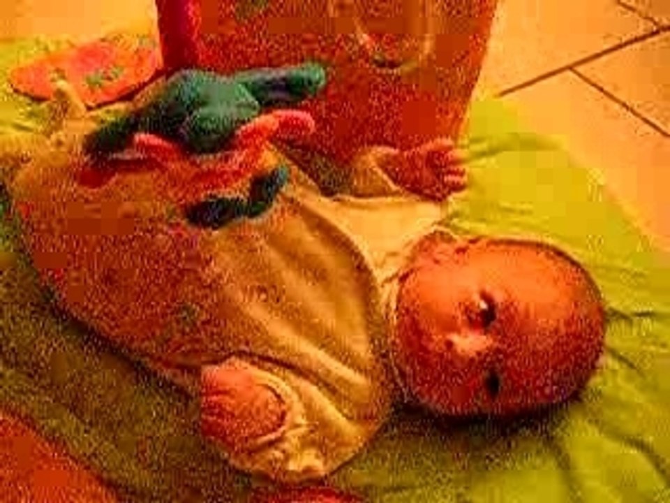 Ange sur son tapis d'eveil