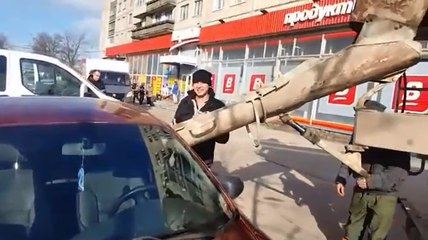 Un homme se venge de sa femme en inondant sa voiture de béton.