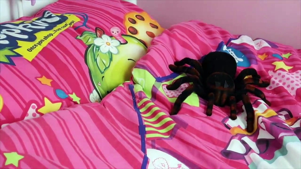GIANT SPIDERS ATTACK GIRL COMPILATION MOVIE - Toys A