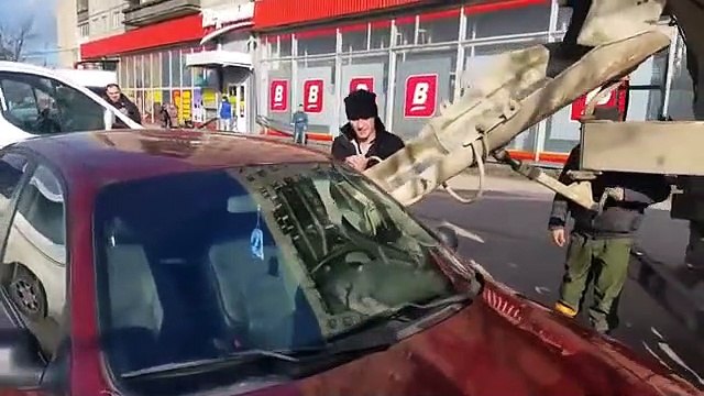 Il deverse des tonnes de béton sur la voiture de sa femme pour se venger