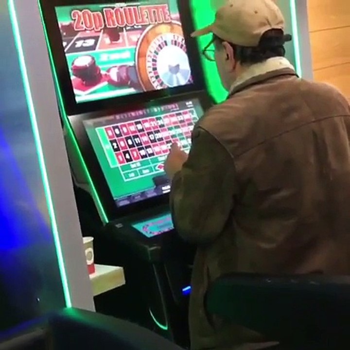 Ce gars pete un cable en perdant à la roulette