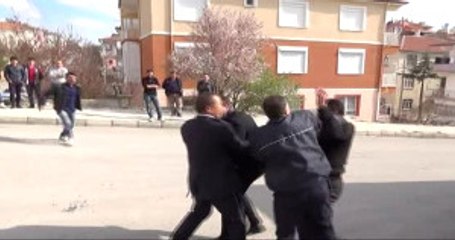 Kazayı Oğlunun Arkadaşının Yaptığını Öğrenen Baba, Oğluna Tokat Attı