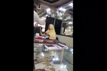 Faisalabad Jewler Accused A Woman Of Stealing Gold And Then Starting Slapping Her In Front Of Her Kid