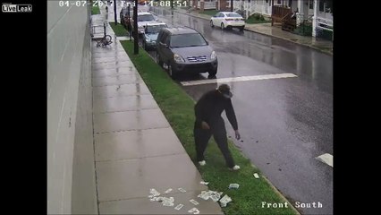 Il fait tomber l'argent qu'il a volé !
