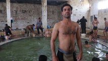 Près de Mossoul, soldats et déplacés se retrouvent au spa