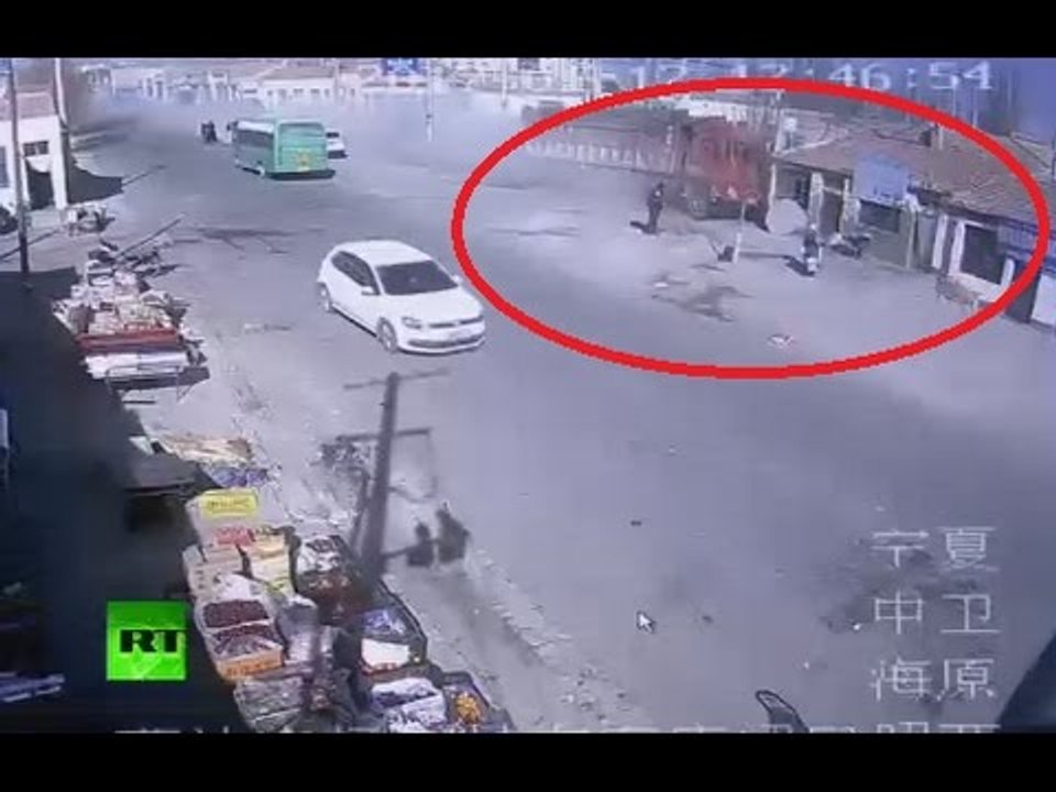 CCTV: Truck loses control & plows into roadside houses in China