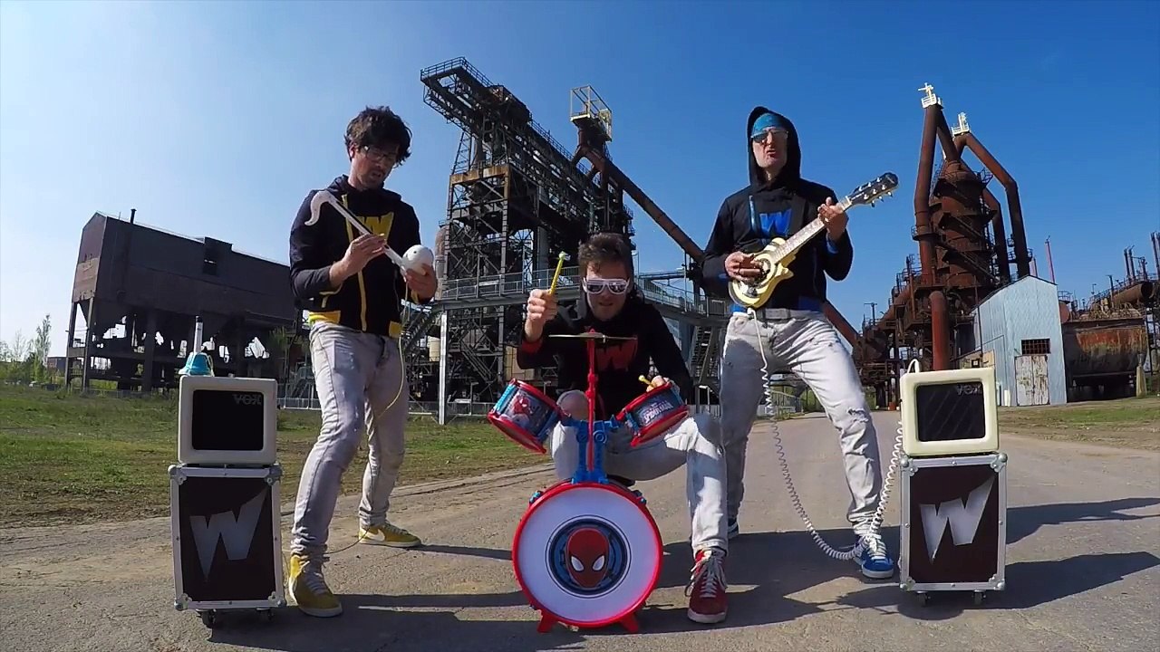 Jouer du Rage Against the Machine sur des instruments pour enfant !