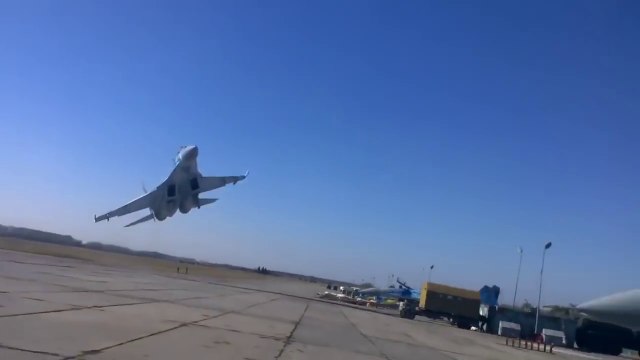 Avion de chasse à 1 mètre du sol en vol rase-motte !