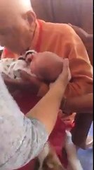 Émouvante rencontre entre un grand-père de 105 ans et son arrière petit-fils